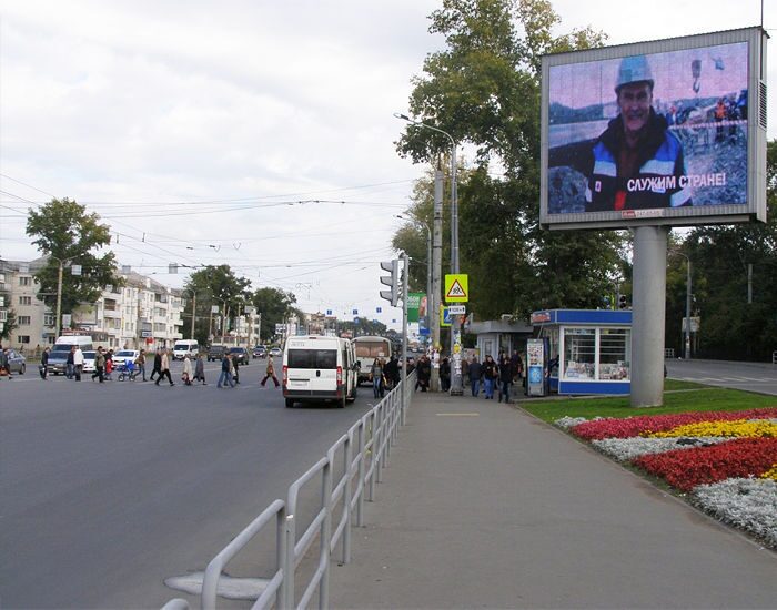 Дисплей челябинск. Ленина Горького Челябинск. Видеоэкран Челябинск. Остановка Комсомольская площадь Челябинск. Светодиодный экран Киров площадь Лепсе.