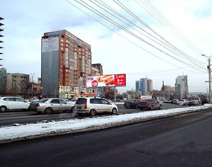 Дисплей челябинск. Перекресток братьев Кашириных и Каслинской. Перекрёсток братьев Кашириных и Каслинская фото. Полосы с братьев Кашириных с Каслинской. Z на экранах Челябинска.